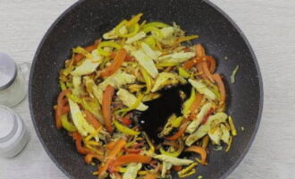 Tuangkan dua jenis sos ke atas sayur-sayuran goreng, gaul, tambah garam dan lada hitam mengikut citarasa anda dan renehkan semuanya selama satu minit.