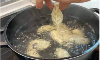 Immerse the pieces in boiling salted water and cook for 5 minutes.