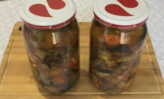 Un apéritif d'aubergines et de tomates pour l'hiver est prêt. A conserver dans un endroit frais !