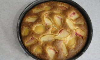 Posar al forn preescalfat a 180 graus durant 10 minuts. A continuació, reduïu la temperatura del forn a 160 graus i deixeu-ho coure durant uns 30-40 minuts.