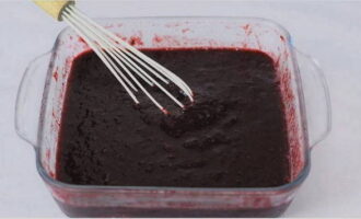 Mahalaga ang pagpapakilos upang ang sorbet ay lumabas sa anyo ng maliliit na mumo, at hindi isang solidong layer ng yelo. Pagkatapos ng bawat pagpapakilos, ang berry sorbet ay magiging mas siksik at mas makapal.