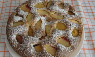 El pastís amb préssecs frescos al forn està llest. Serviu a taula!