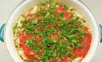 Despeje o suco de tomate sobre o preparo e polvilhe com ervas picadas.