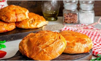 Transfer the appetizing eles from the baking sheet to a plate and cool slightly.