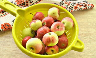 Enjuague bien las manzanas con agua.