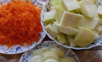 Cut the zucchini and onion into pieces, grate the carrots on a coarse grater.