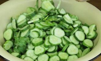 Transfer the sliced ​​cucumbers into a deep bowl in which you will stew the salad, and be sure to weigh them to correctly calculate the spices.