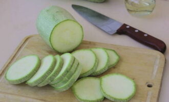 Snijd de courgette in cirkels van maximaal 1 centimeter breed, snij de uiteinden af ​​en verwijder de schil als de situatie dit vereist. Na het zouten 5 minuten laten staan ​​en het vocht verwijderen met keukenpapier.