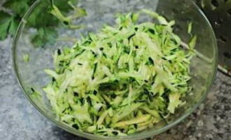 Coarsely grate the washed and dried zucchini. Place in a bowl, add salt and leave for 10 minutes.