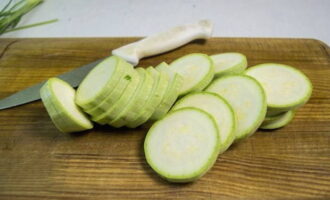 Después de cortar los extremos del calabacín, corta las verduras en círculos. El espesor no debe exceder 1 centímetro.