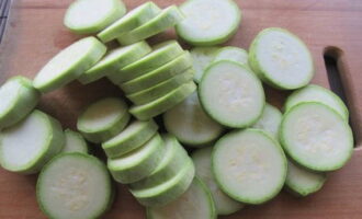 Basuh zucchini dengan baik dan potong ke dalam kepingan. Kami tidak mengeluarkan kulitnya.