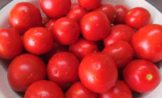 We wash the fruits under water. In place of the stalks, you can make punctures with a toothpick. This will prevent them from bursting during long-term storage.