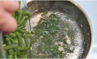 Les haricots surgelés ne nécessitent pas de décongélation préalable avant utilisation. Après avoir fait bouillir un litre d'eau, mettez les haricots dedans pendant une demi-minute. Haricots frais - pendant 1 minute.