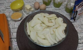 Pelar las manzanas lavadas con un pelador de verduras.Después de cortar la caja de semillas, corte las frutas en rodajas finas. Agrega jugo de limón para evitar que la fruta se oscurezca.