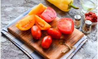 Die Tomaten in Scheiben schneiden und die Stiele entfernen.