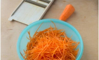 Gilingin ang mga karot gamit ang isang Korean carrot grater.