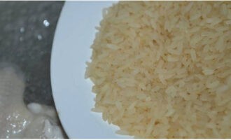 Una vez que el caldo de pollo esté listo, agrégale arroz. Cocine juntos durante unos 10 minutos.