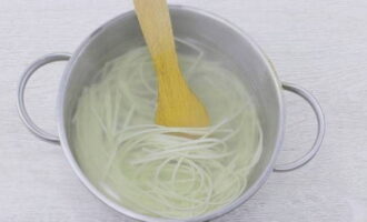 Lessare gli udon in acqua salata per 7-8 minuti.