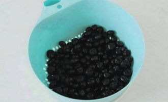 Pagbukud-bukurin ang mga blueberry, alisin ang maliliit na labi, banlawan sa ilalim ng tubig na tumatakbo at pakuluan ng tubig na kumukulo sa isang colander, na gagawing mas malambot ang balat ng mga berry.