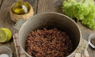 Després de rentar la quinoa, ompliu-la amb aigua filtrada. Hi hauria d'haver el doble d'aigua. Després de bullir, cuinar a temperatura mitjana segons les instruccions. El cereal absorbirà el líquid i augmentarà de volum.