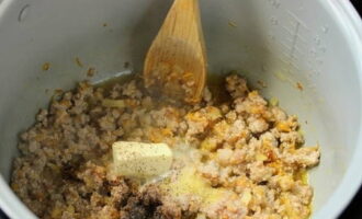 Cook, stirring. Flavor with a piece of butter (you can use ghee) and season with spices and salt.