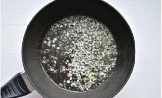 Heat a frying pan with olive oil and butter. Add chopped garlic here and fry it for one minute.