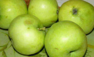 Wash the apples well under water. Cut off the tails.