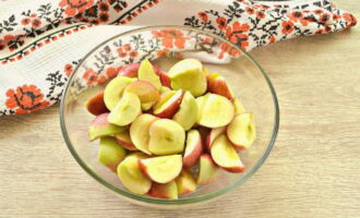 We divide the fruits into slices. Carefully remove the seeds.