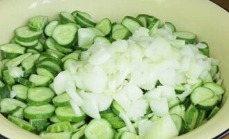 Peel the onion, cut into half rings and add to the cucumbers.