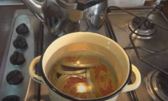 Wash the lids and boil for 1-2 minutes.