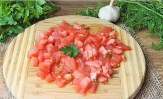 Utilizando cualquier método conveniente, retire la piel de los tomates y pique la pulpa.