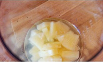 Lägg ananas och avrunnen juice i en mixermätkopp.