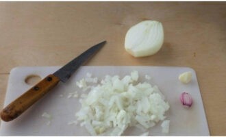 Finely chop the onion and garlic cloves.