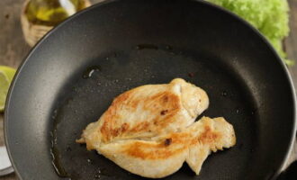 Mens frokostblandingen koker, varm en stekepanne med vegetabilsk olje og stek kyllingfileten i ikke mer enn 4 minutter på begge sider. Kjøttet skal ikke være tørt.