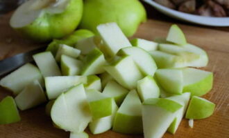 We also divide the apples into parts and put them in a juicer.