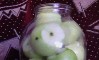 Place the apples in jars and pour boiling water over them. Cover with a lid and leave for 30 minutes.