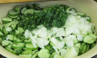 Wash a large bunch of dill, chop finely and add to the chopped vegetables.