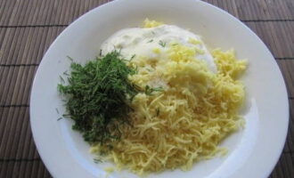 We supplement the cheese with chopped garlic, dill, sour cream and salt. Mix thoroughly.