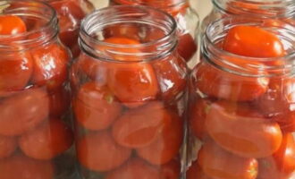 Place tomatoes tightly in jars. It is best to use a small container - 0.5 - 1.5 liters.