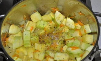 Coloque os cubos de abobrinha na panela. Sal e adicione especiarias. Mexa e cozinhe por mais alguns minutos.