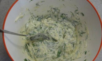 In a deep bowl, combine eggs, sour cream, curd cheese, chopped garlic, herbs, salt, pepper and starch. Mix thoroughly.