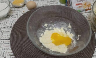 Add the eggs one at a time and grind with the butter mixture.