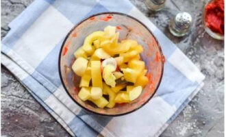 Echar la pulpa en un plato, poner en el bol la pulpa del pimiento y los dientes de ajo pelados y picar.