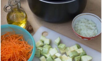 The vegetables are prepared - pour sunflower oil into the multicooker.