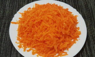 Peel the carrots with a vegetable peeler and coarsely grate them. If desired, you can cut into strips.