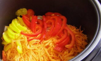 We wash the sweet pepper, divide it in half, clean out the insides and chop it into half rings.Place into the multicooker bowl.