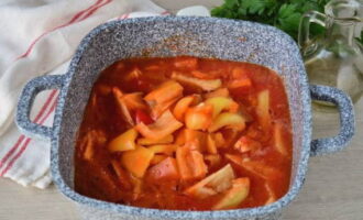 Overfør paprikaene til tomatjuicen. Rør og kok opp innholdet.