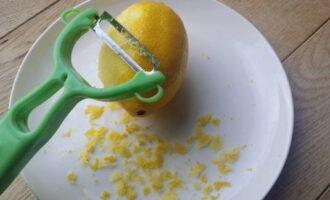 We wash the lemon well and remove the zest from it in any convenient way.