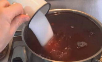 After this time, pour the water from the cans through a special lid with holes into a saucepan, dissolve the calculated amount of sugar in it and boil the syrup.