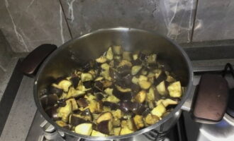 Versez l'huile d'olive dans une casserole ou une casserole. Placez ici les aubergines et laissez-les mijoter sous le couvercle pendant 15 minutes en remuant de temps en temps.